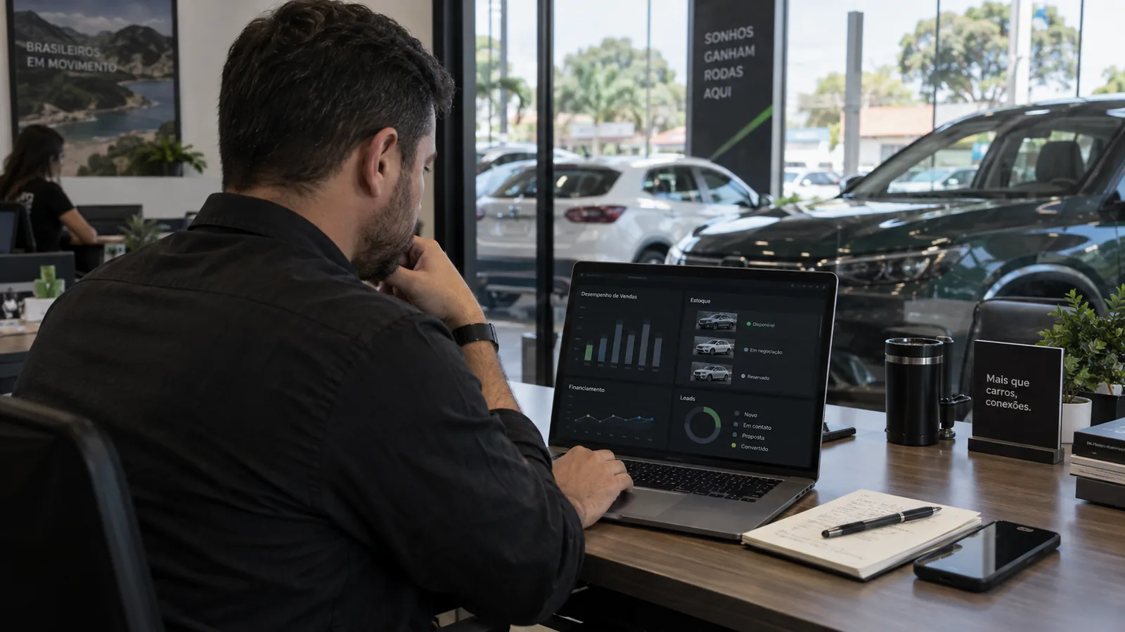 Lojista analisa dados digitais no escritório de uma revenda brasileira.