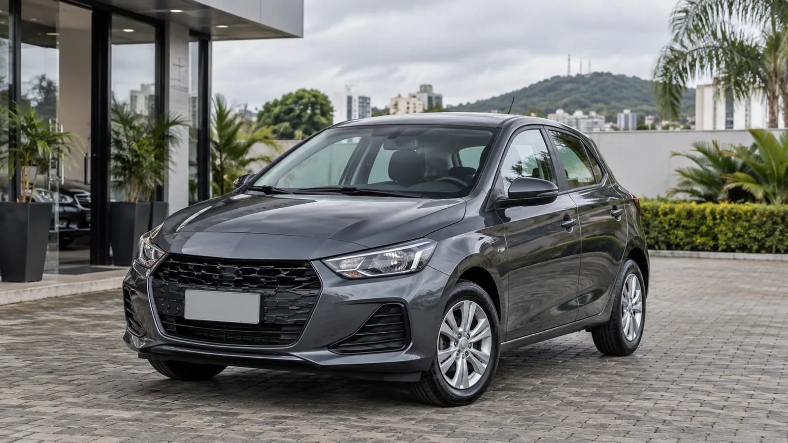 Hatchback preparado para fotografias de anúncio em uma loja brasileira.