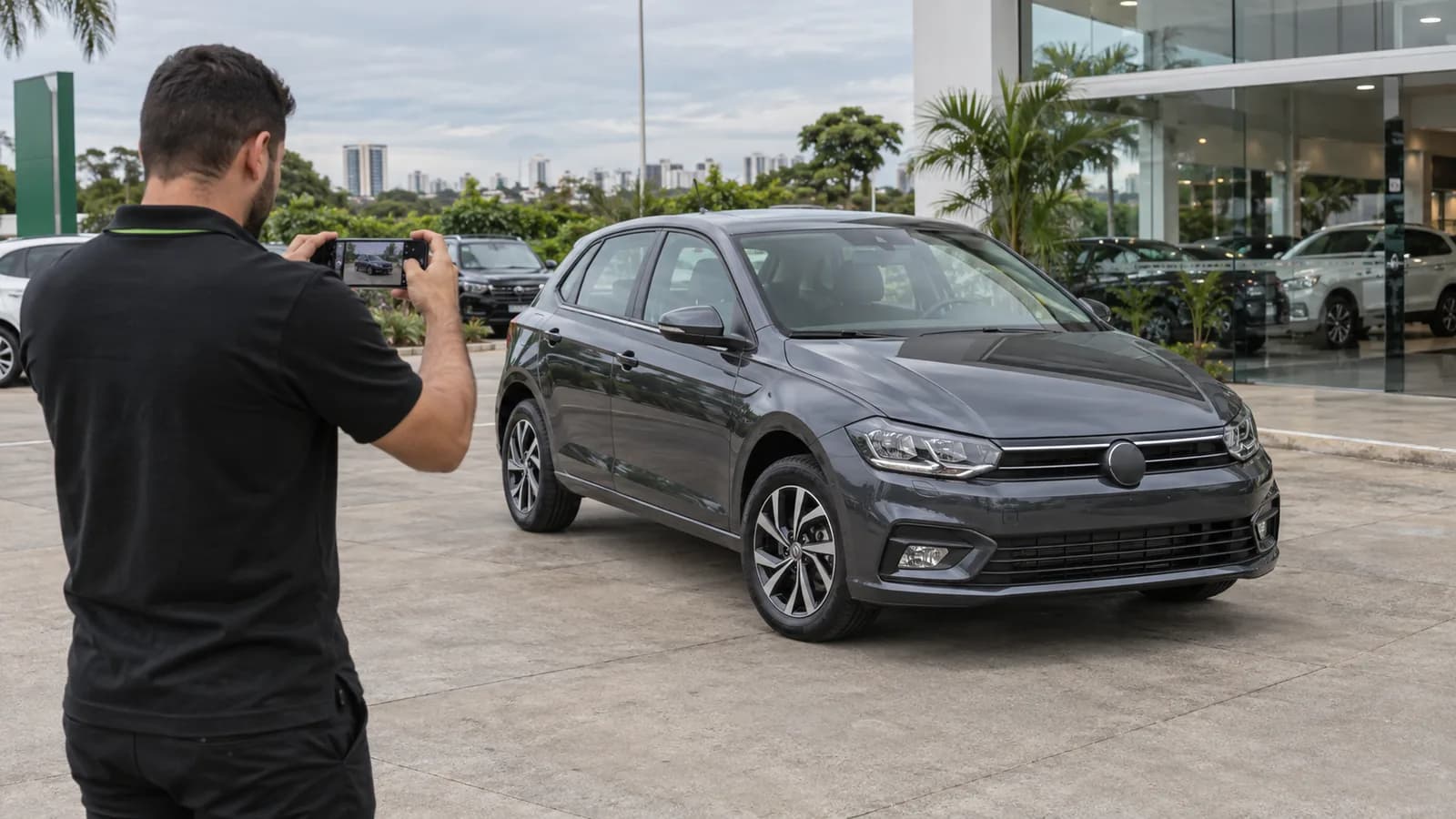 Profissional fotografa um hatchback para o anúncio da revenda.