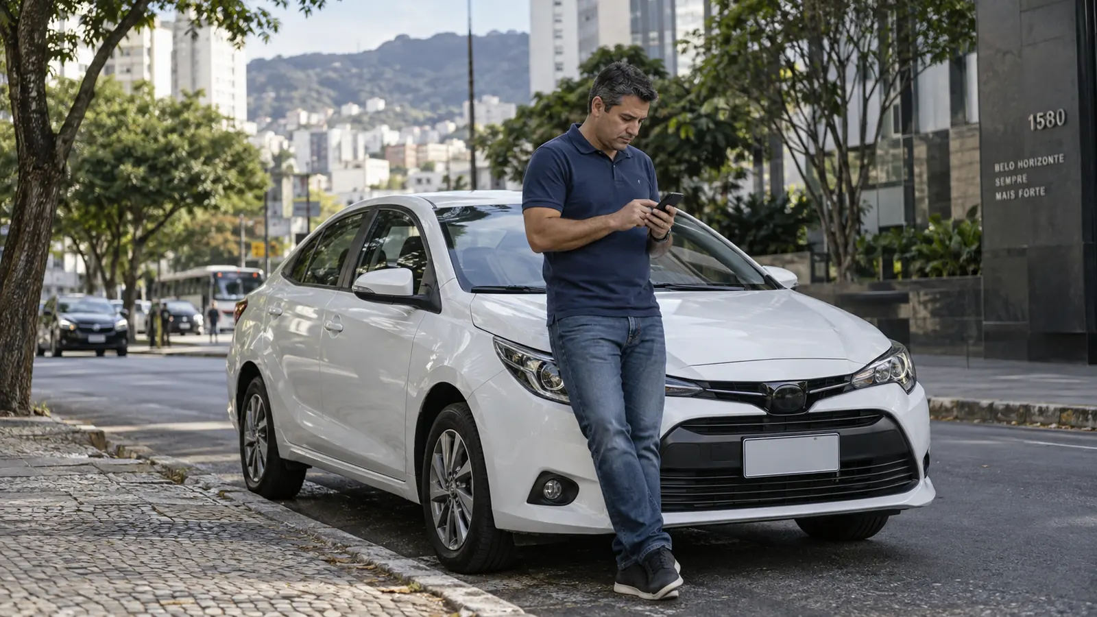 Motorista de aplicativo confere o celular ao lado de um sedan urbano.